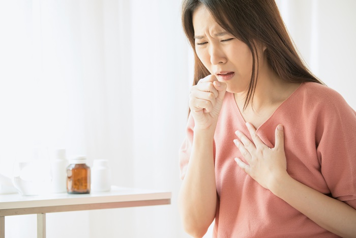 飲用蜜糖水有滋潤和緩解咳嗽的功效，可以幫助止咳。
