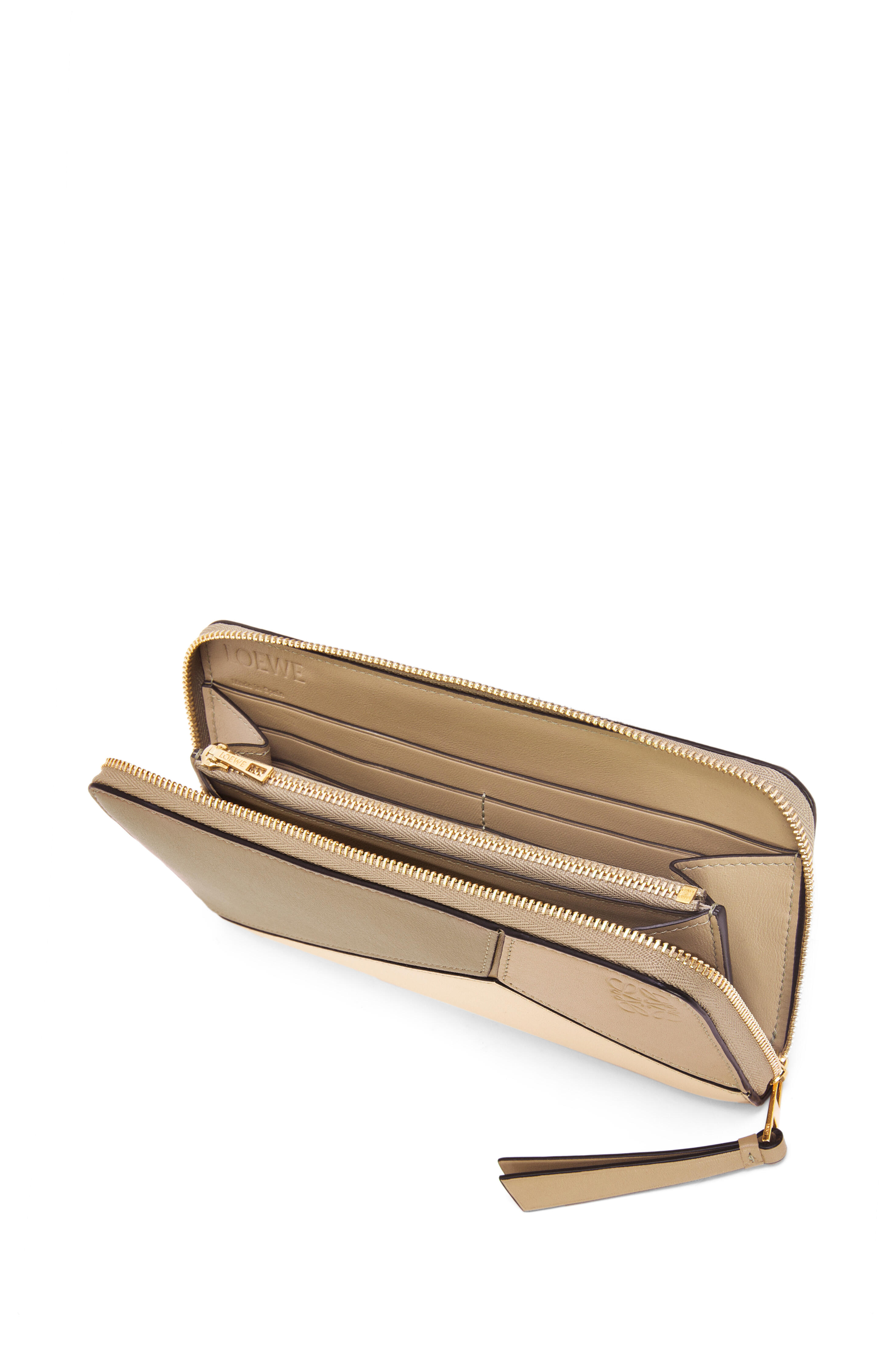 西班牙工藝搭配精緻皮革手感、加上獨特又具識別的雋永拼接輪廓，都是LOEWE錢包皮夾值得擁有的理由。