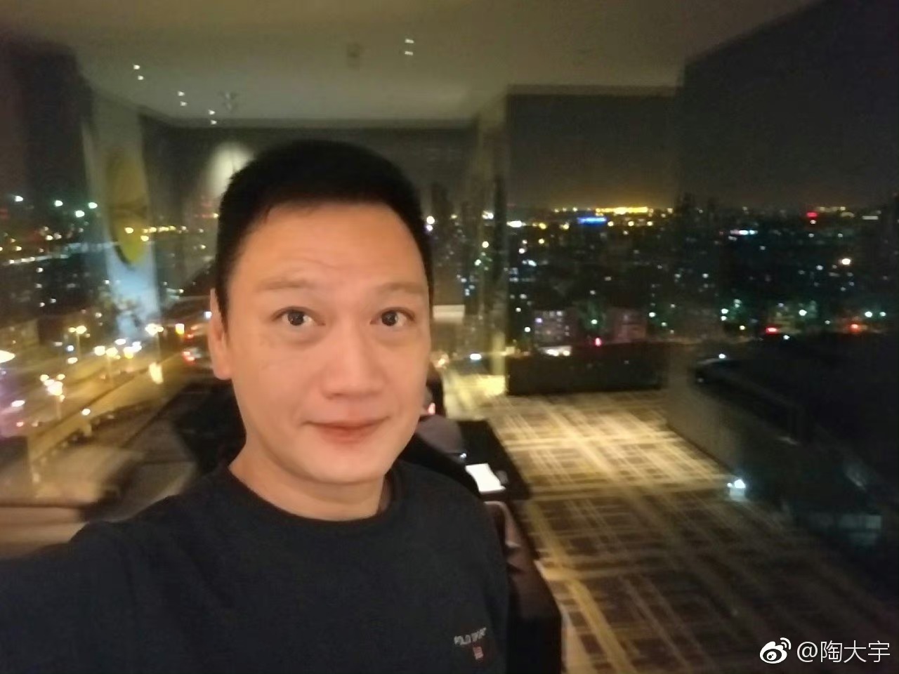 而其母親最大的心願就是希望兒子可以成家立室,不時催促陶大宇給相伴15年的女友一個名份。