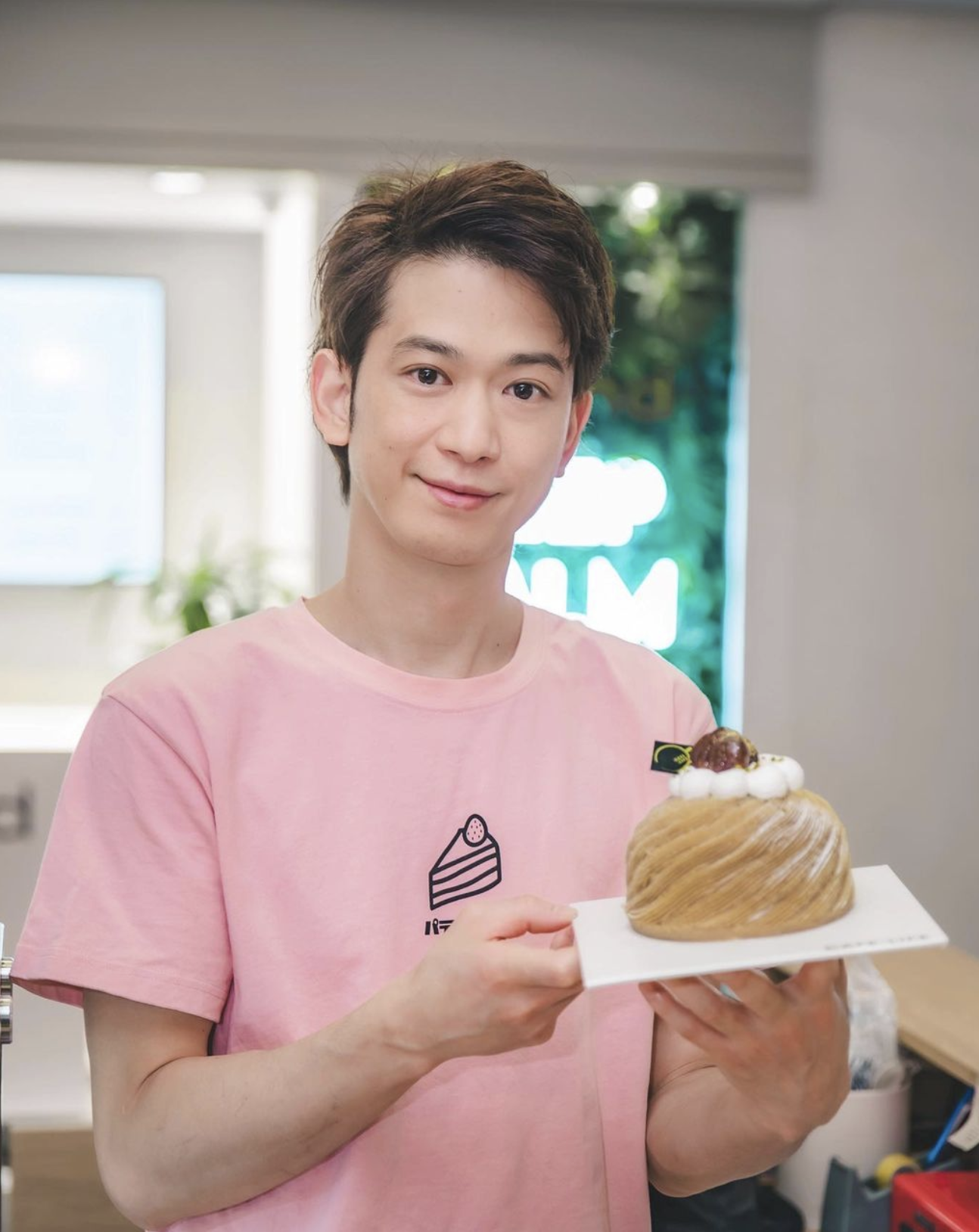 龔嘉欣男友先後於尖沙嘴和銅鑼灣開設蛋糕店,也有傳龔嘉欣有投資男友的蛋糕店。