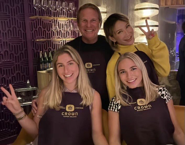 而今年年初Bruce已被爆出婚內多次出軌，然而兩位女兒身為女性在明知父親出軌的情況下，也不願挺後媽李玟而選擇偏幫父親。