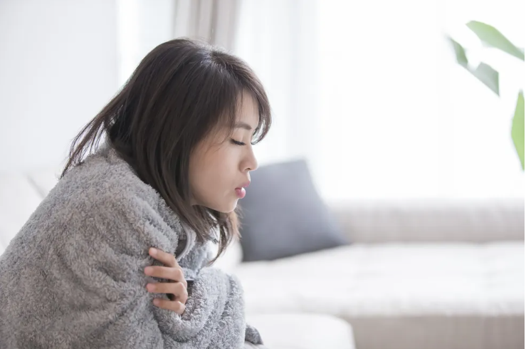 體質偏寒的人群,除了眼圈顏色會變深,臉色也會較為蒼白。