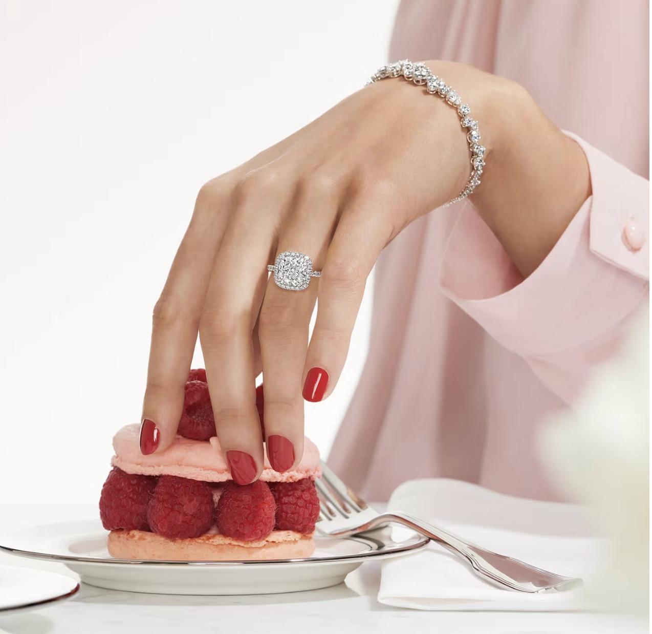 枕形切工主鑽以極細微密釘鑲嵌的鑽石環繞