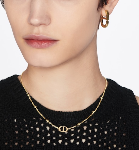 Dior最受歡迎的PETIT CD 頸鏈,簡約優雅的設計象徵著品牌的經典元素。