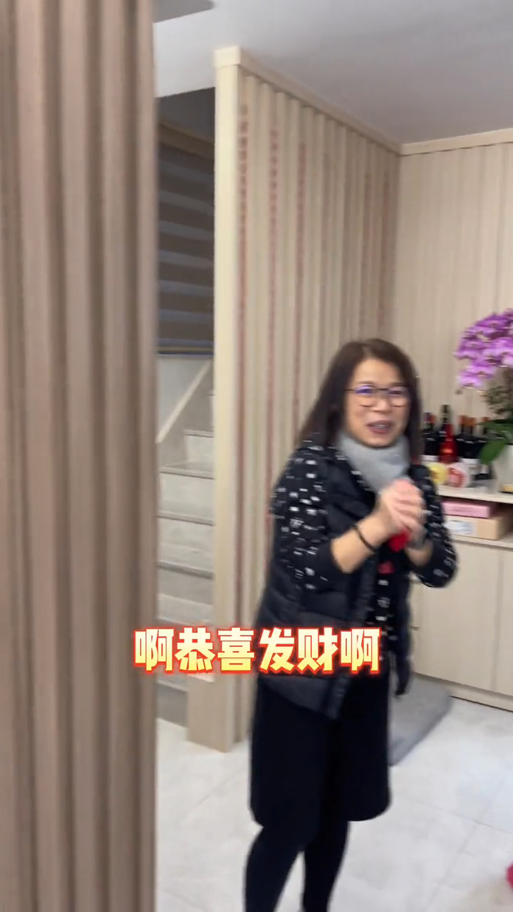旁邊有樓梯,複式豪宅。