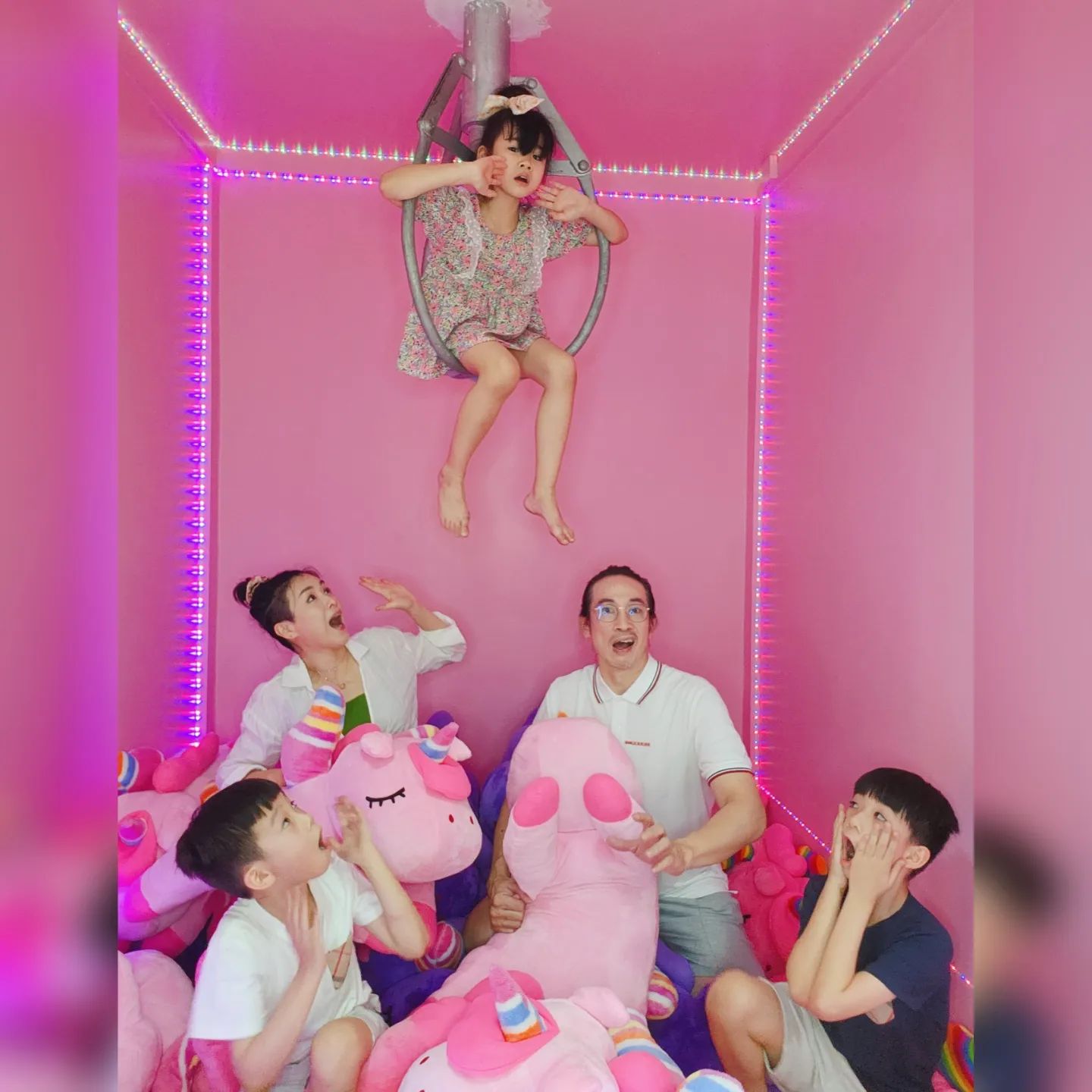 指兩人除了會互相尊重對方的感受之外,結婚多年來每天都會攬攬鍚鍚、每年必安排一次二人世界旅行。