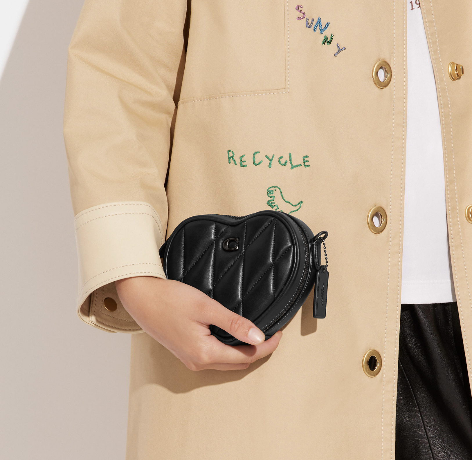 COACH將俏皮浪漫的愛心斜背手袋縮小