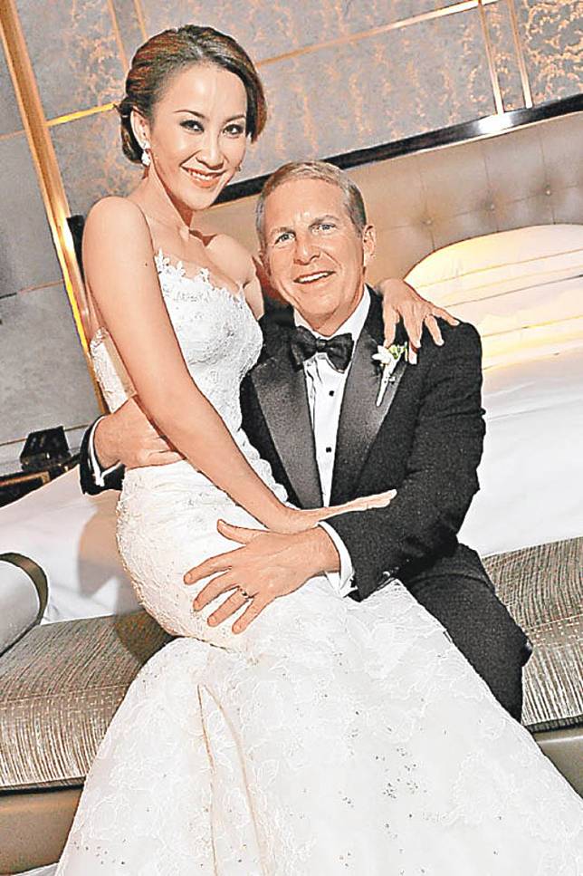 李玟與富商老公Bruce於2011年結婚，婚後李玟對兩名繼女視如己出。