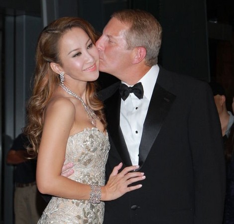 李玟於2011年與Bruce耗資1.5億舉行兩日世紀婚禮，並在邵氏影城改建的婚宴舞台舉行結婚派對。