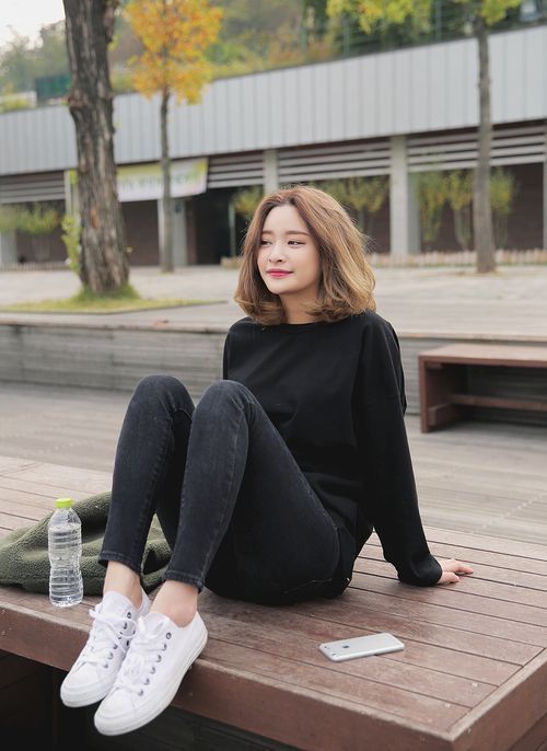 坐飛機時起碼需要連續幾小時坐在一張椅子上,那麼這時穿一條合適的褲子就至關重要了!