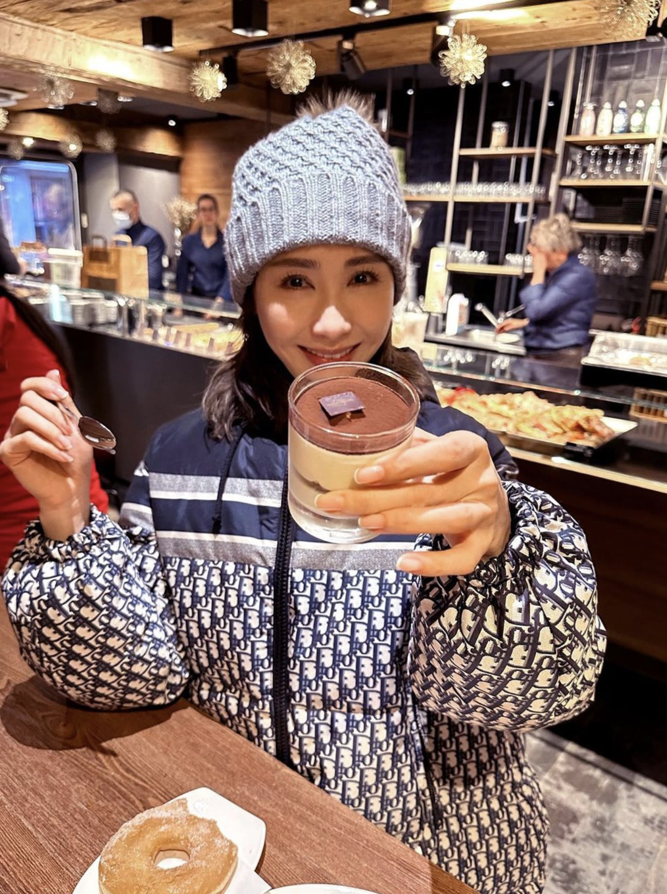 Gigi吃著tiramisu,細嚼慢嚥,非常有儀態。