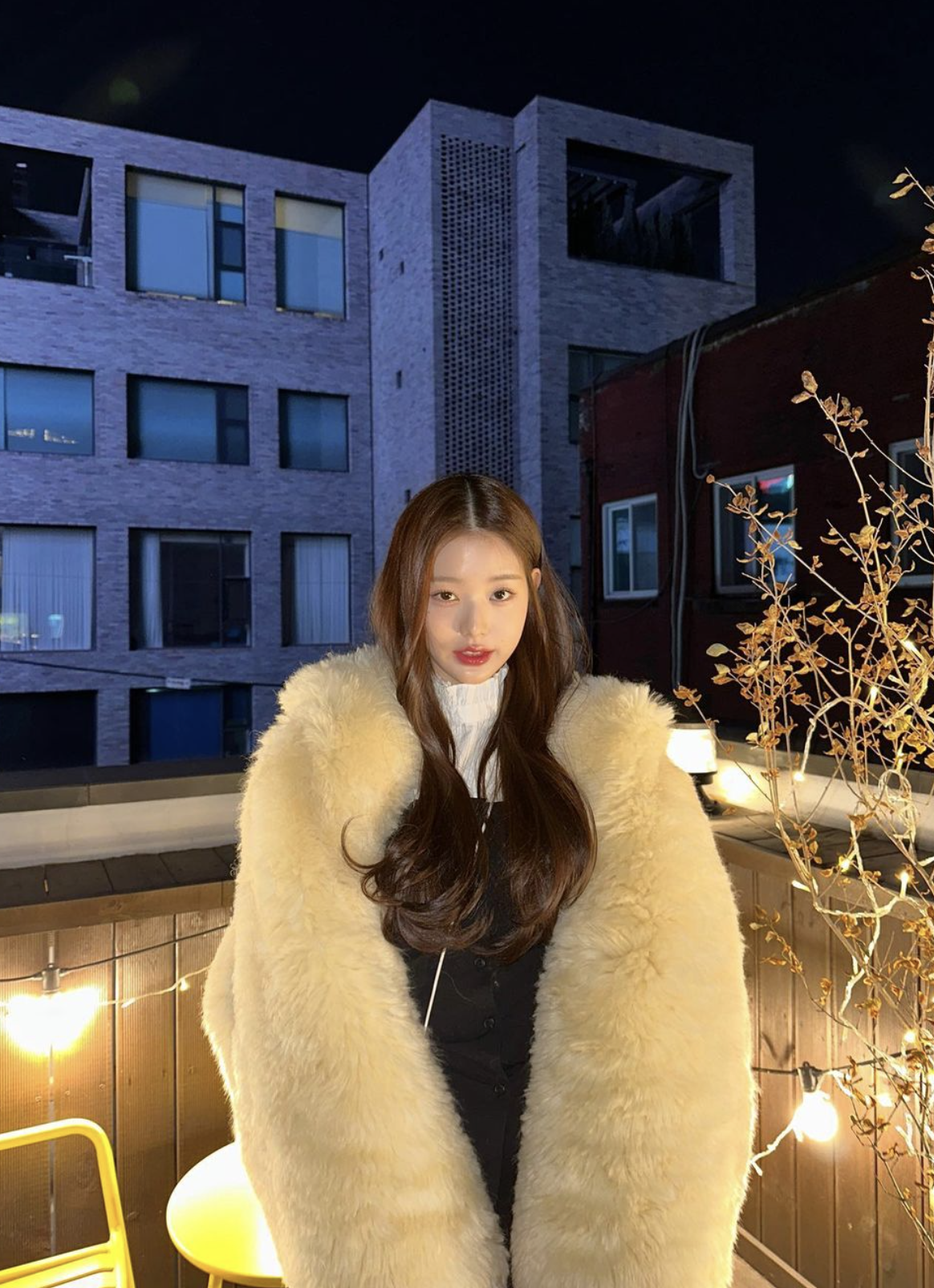 中分配超長髮能為臉部輪廓增加溫柔感。