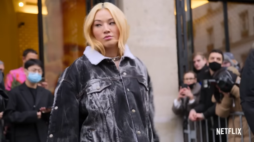 在《璀璨帝國紐約篇》第一集中,Tina獲邀參與巴黎時裝周的Chanel騷。