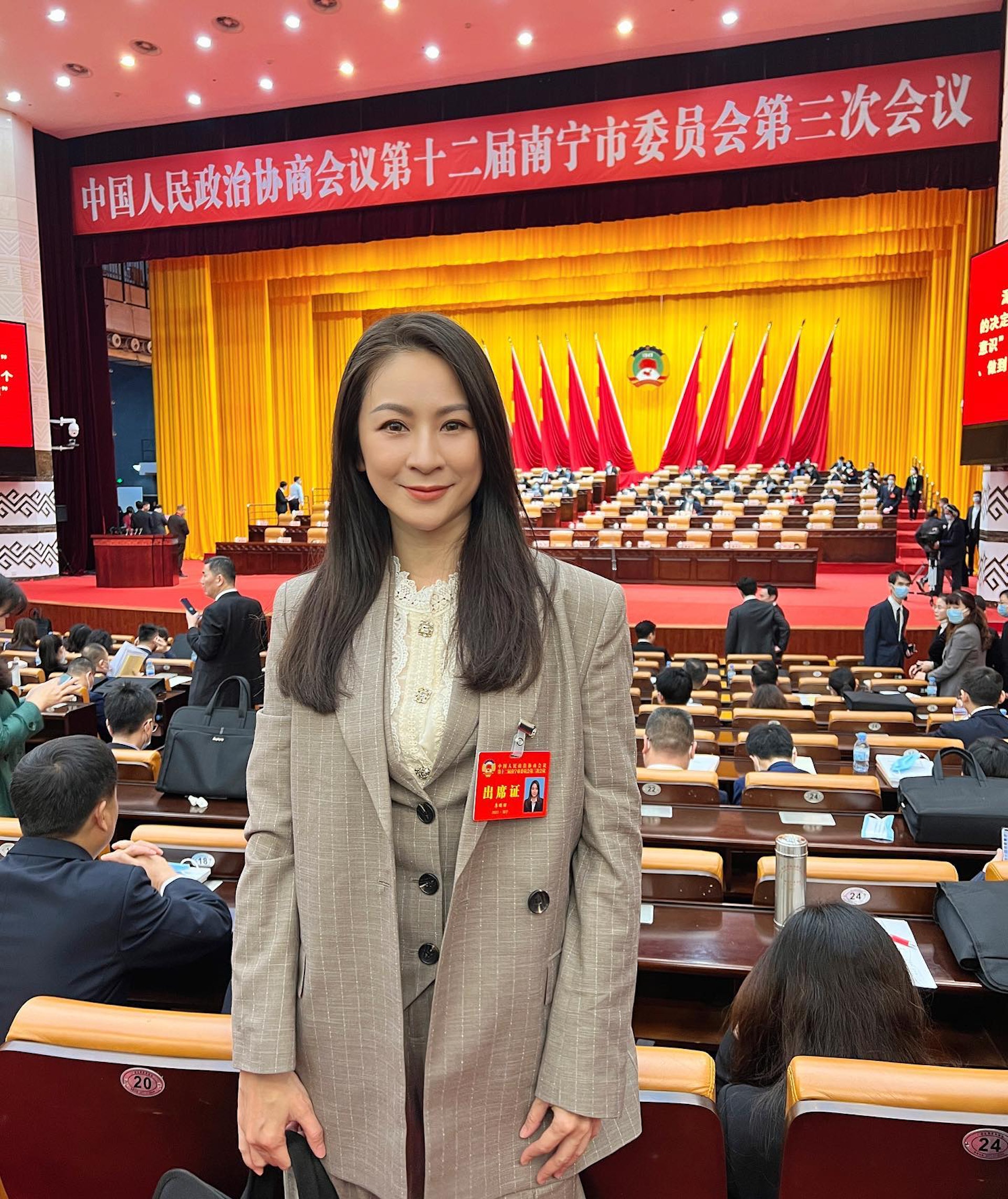 李焯寧一身行政套裝現身甚具女強人氣息。