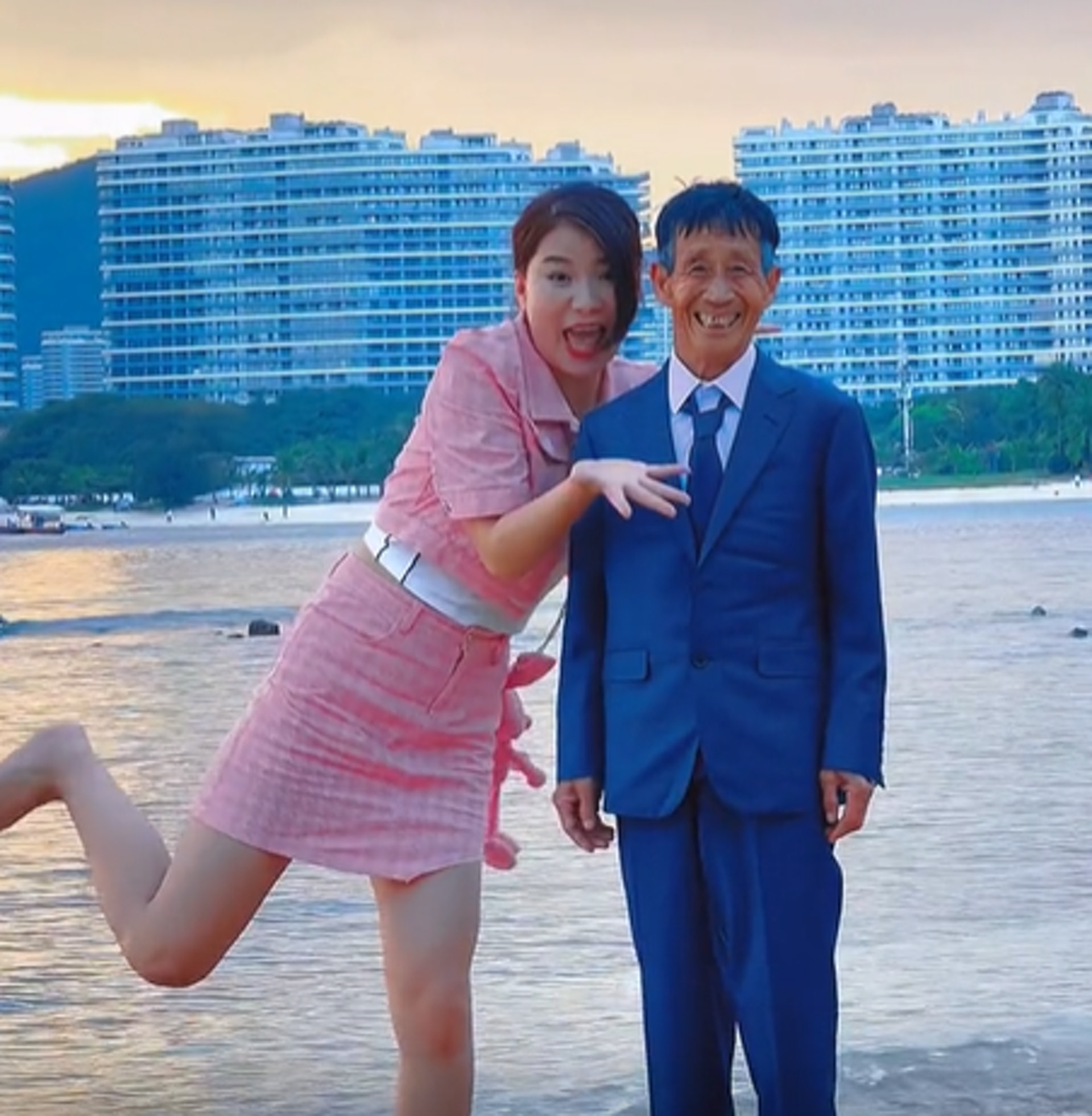 一位靠拾荒維生的老人在50歲時拾到棄嬰並決定好好撫養成人,26年後養女逆襲成為身家過億的CEO。