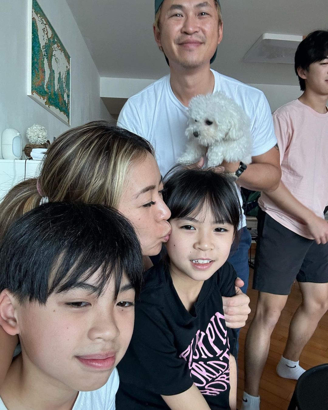 Kenneth為了配合老婆的工作,在一年內學會拍片、剪片,《潮什麼》系列中有5輯更是他一手一腳拍攝出來。
