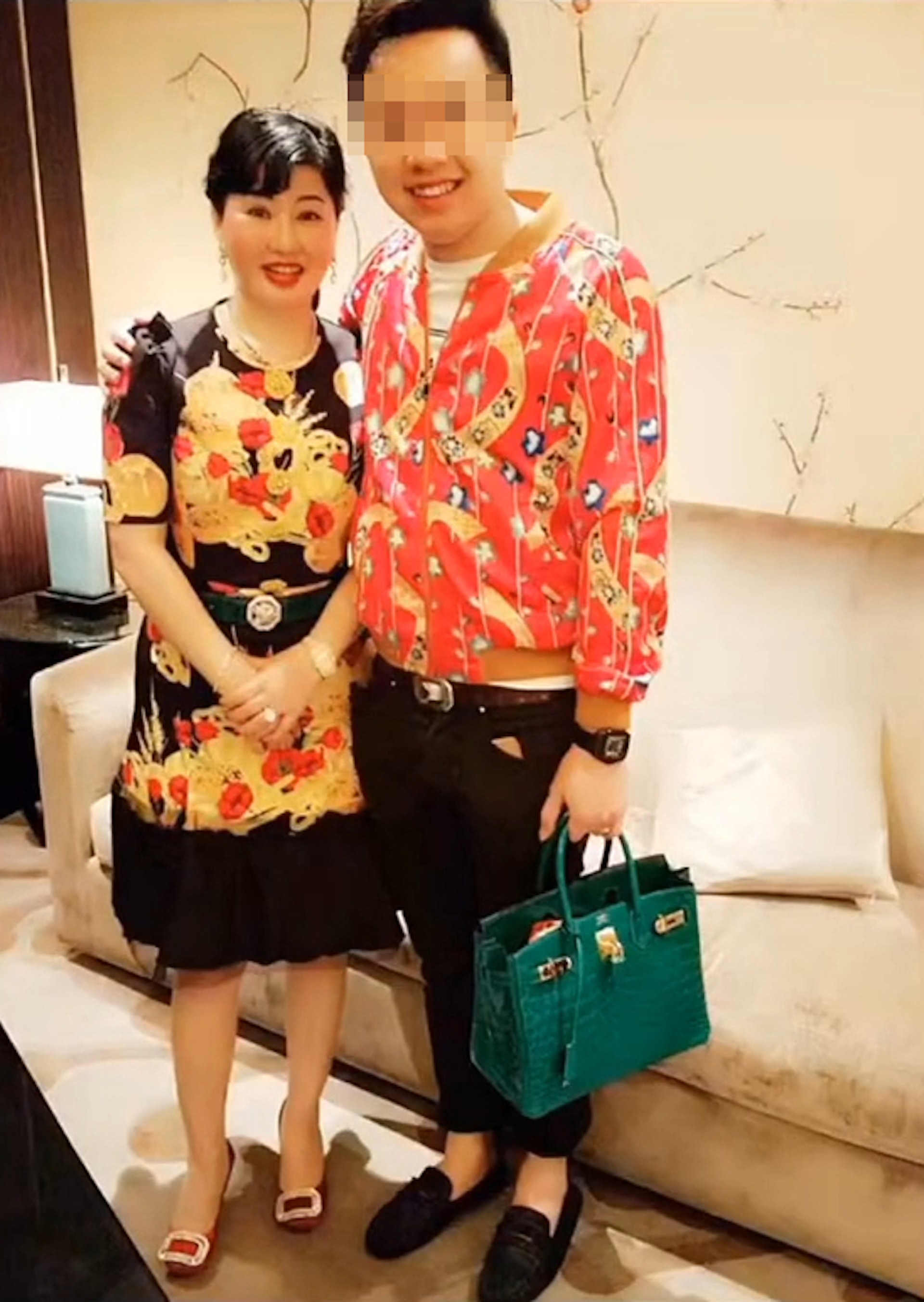 譚仔太子Chris會盡顯孝心為對方拎手袋。