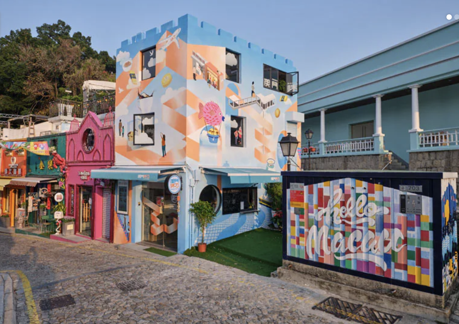 兵房斜巷兩側的建築物都有色彩繽紛的塗鴉