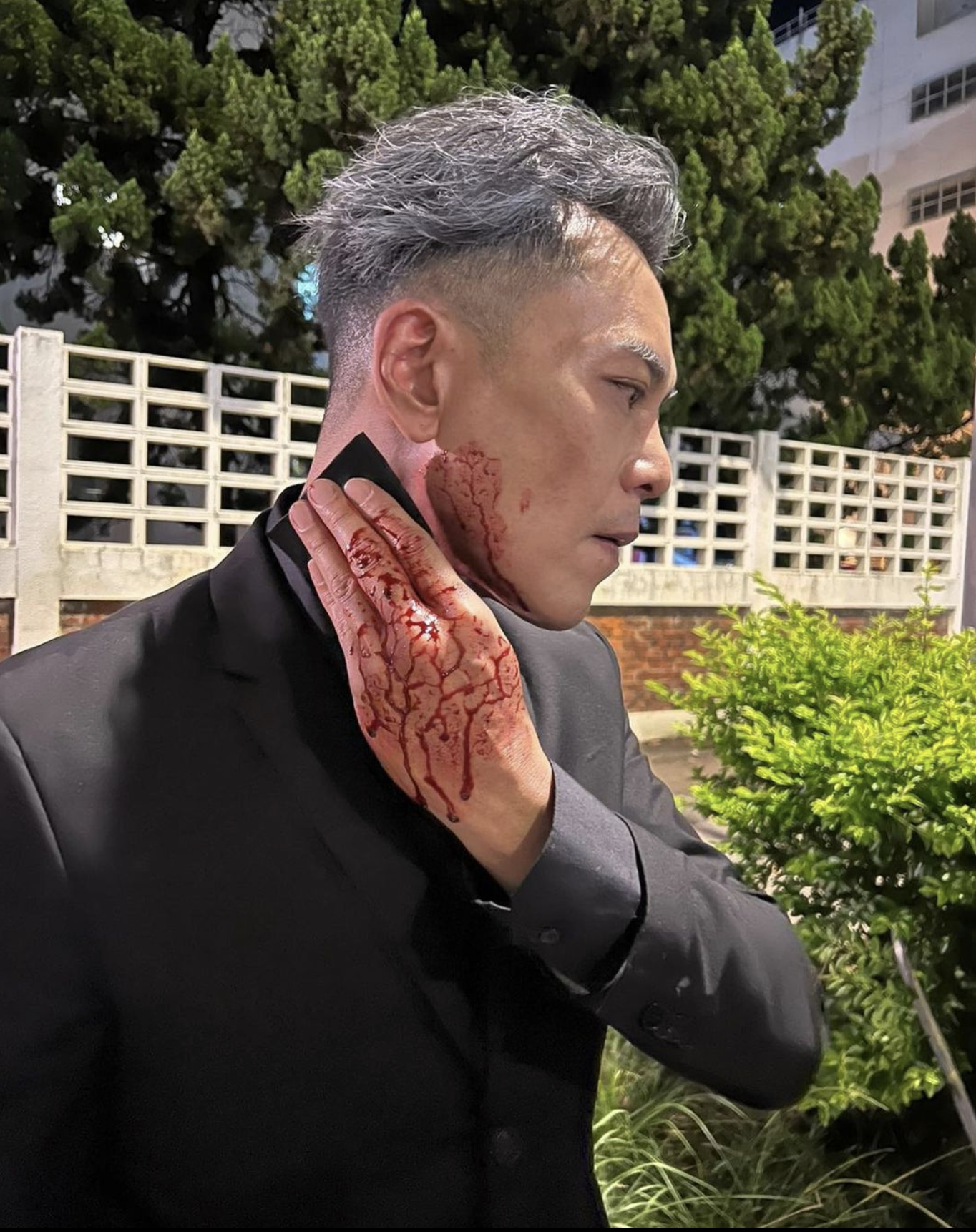 Seven(李天翔飾)在執行行動期間被槍射傷