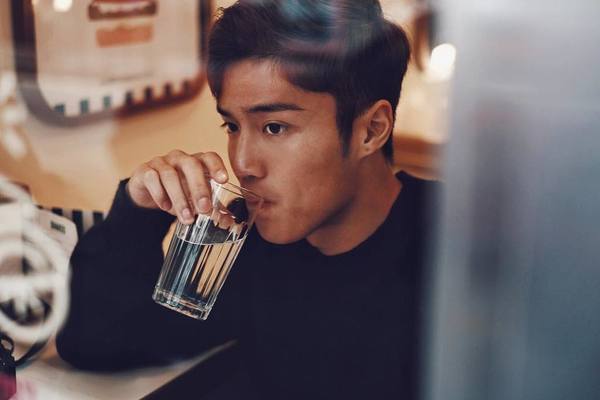 以前鼻樑有少少凹。