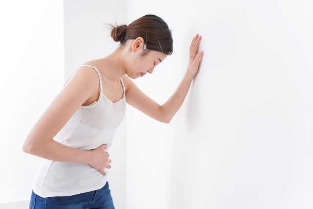 廁所的燈光往往較暗，本身已不利於眼睛，而如廁時近距離看手機則會增加近視風險。