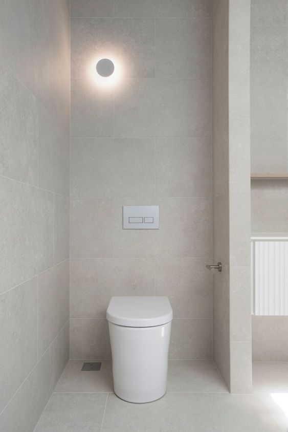 下肢靜脈需肌肉的收縮輔助幫助血液回流，若是在蹲廁時看手機超過15分鐘以上，肌肉長時間不動則會導致收縮變慢。