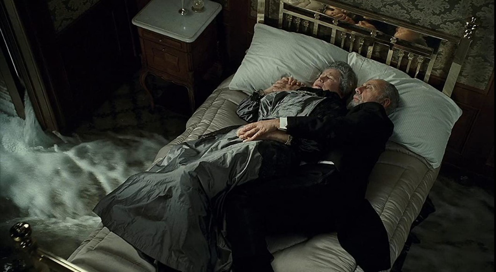 電影鐵達尼號即將沉船時,有一對老夫妻相擁躺在床上靜待死亡,其實是真實乘客。