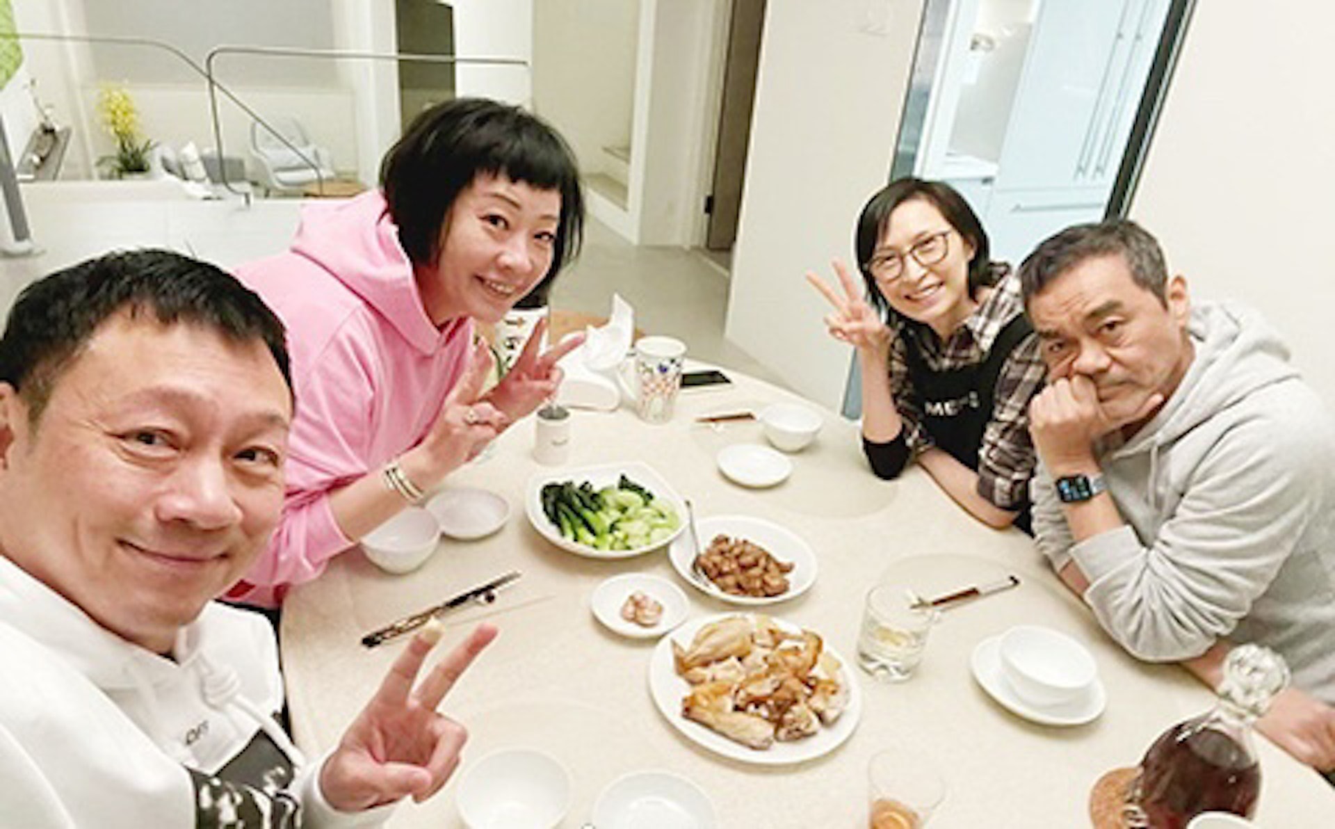 黎耀祥太太Julia在社交平台上貼出他們夫婦與劉青雲郭藹明新年飯聚的照片
