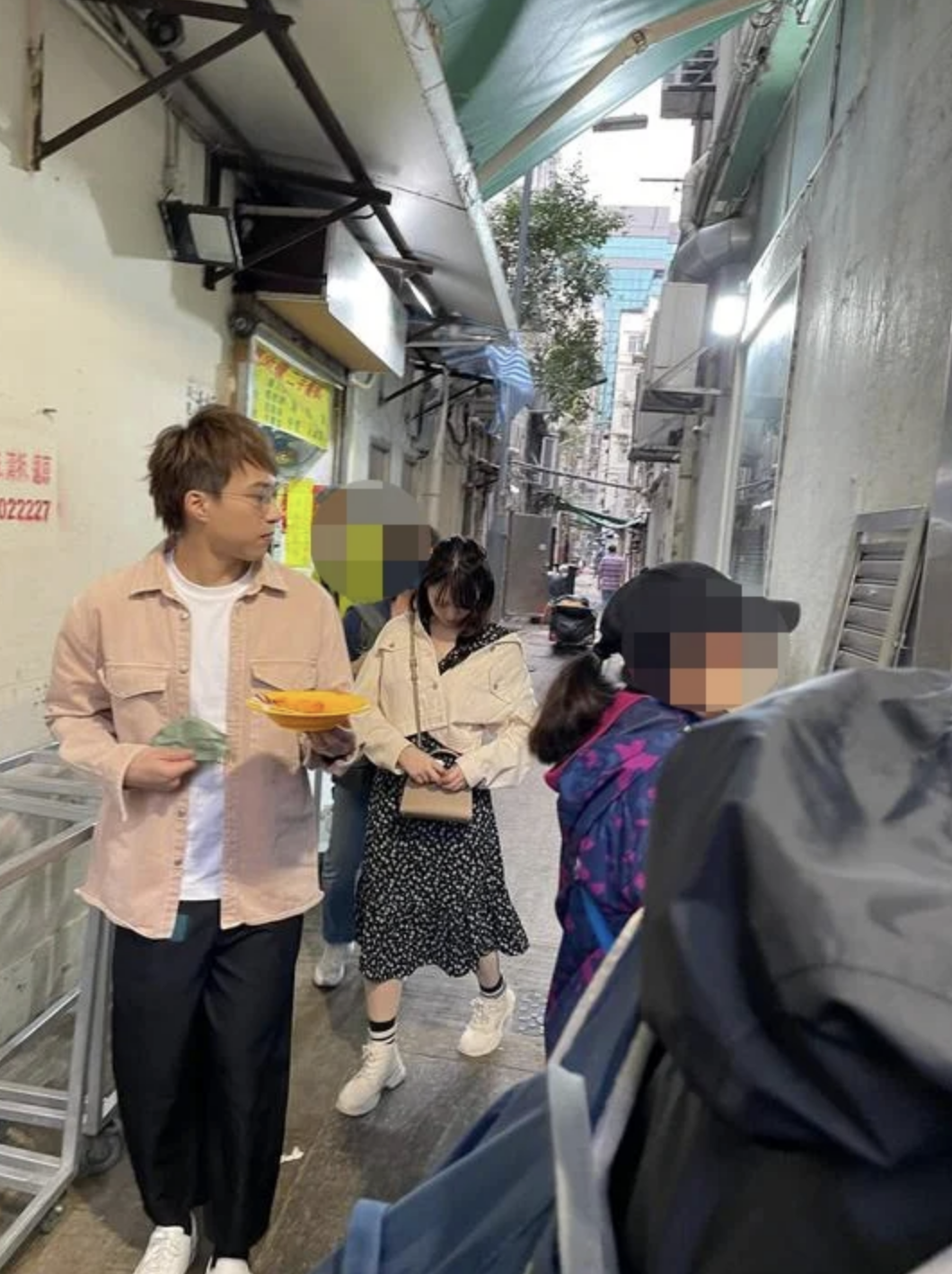 吳業坤帶濱口愛子到深水埗一間掃街