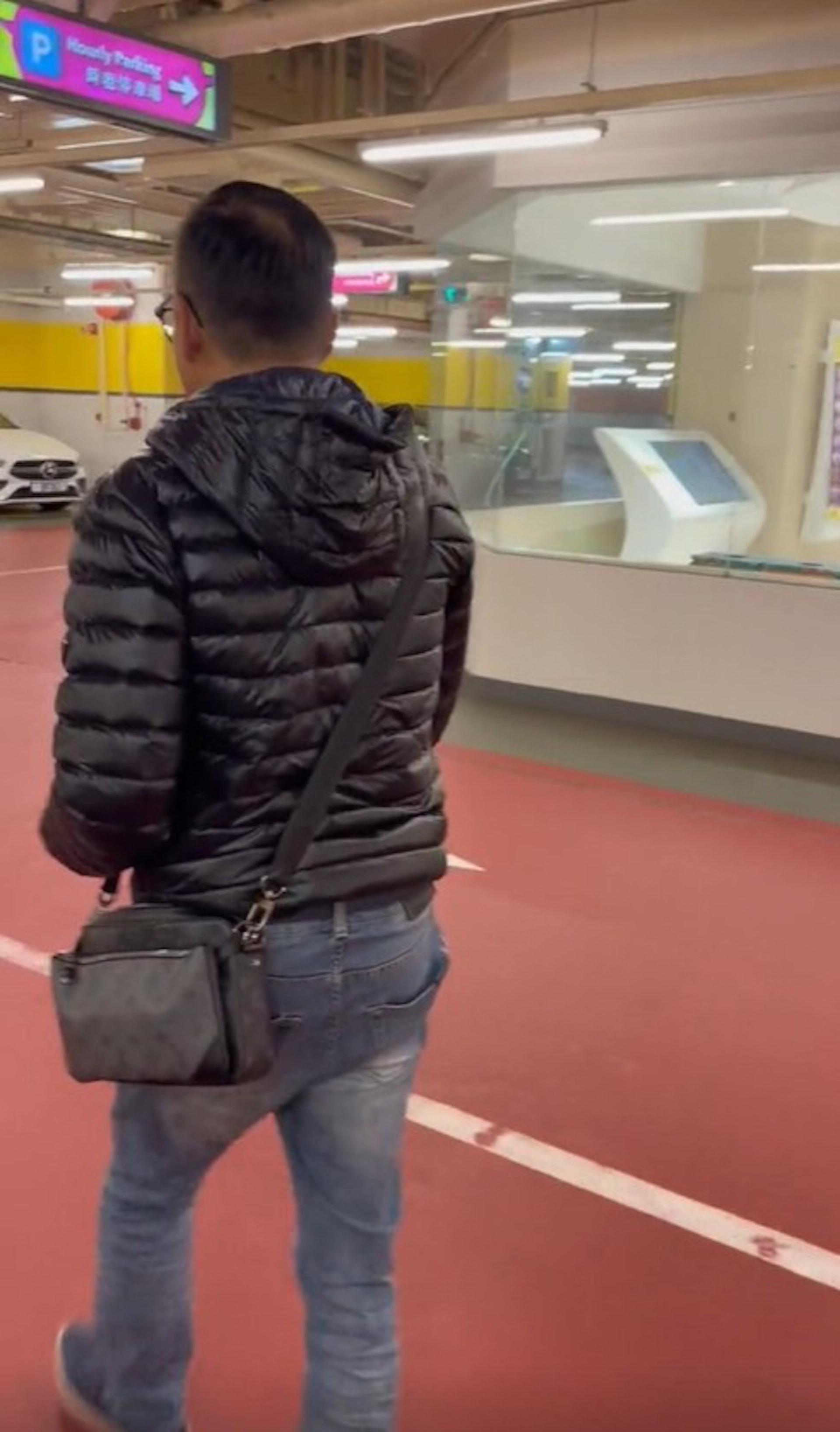 李國麟身穿黑色Prada外套、孭Louis Vuitton袋。