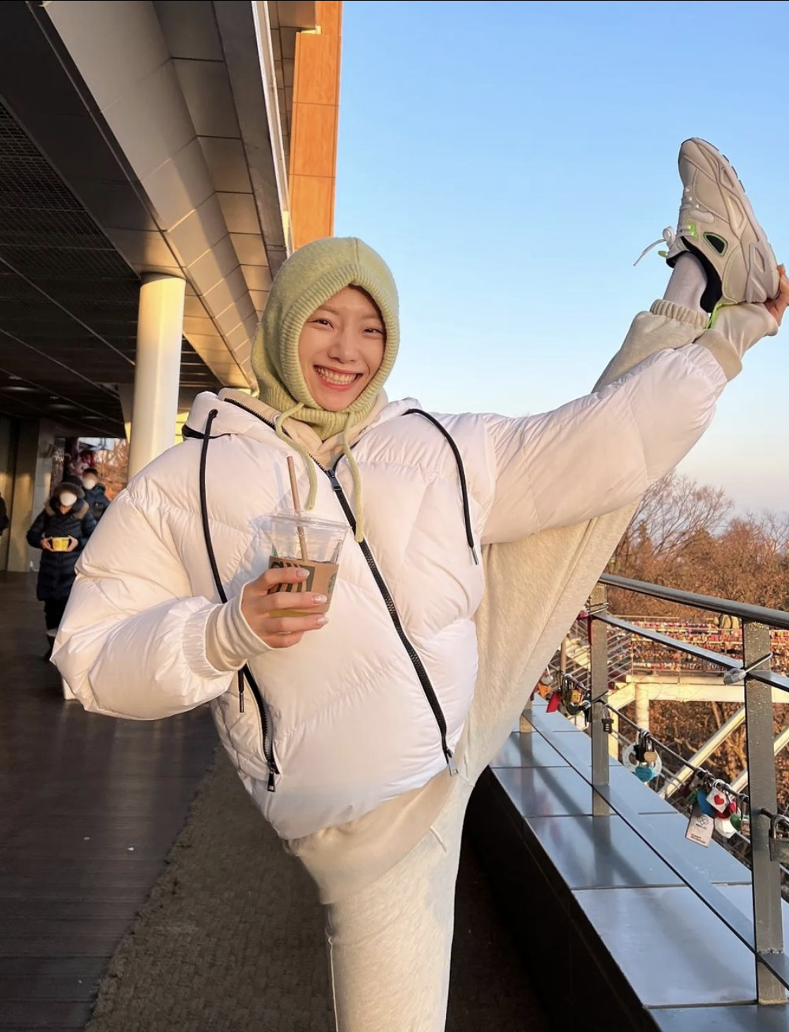 沈音燈在2012年時因一場嚴重的交通意外，造成腦出血、肺部挫傷和手指骨折等，令她連笑和站著都非常痛苦。