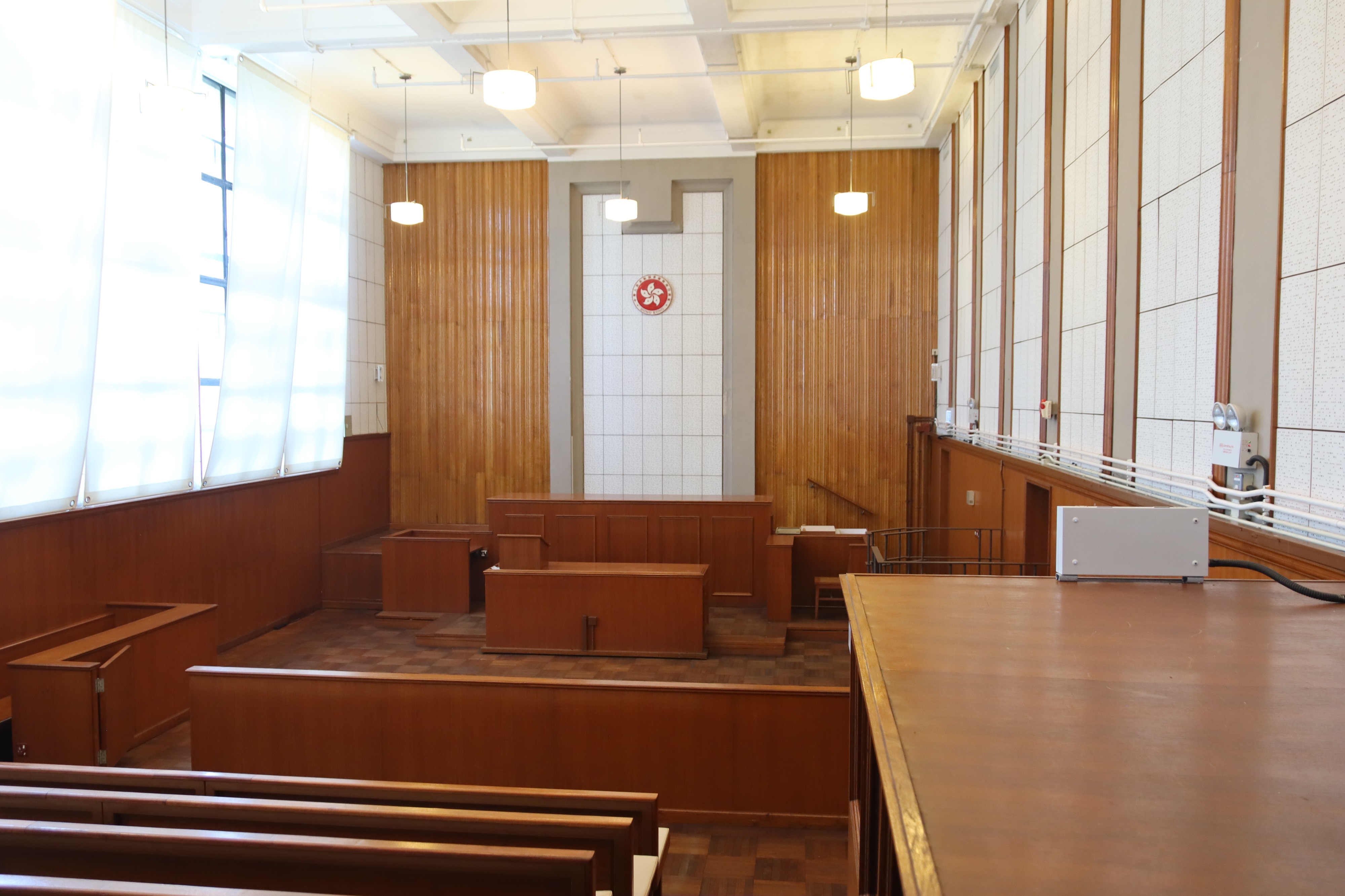 這些戲份都是在法定香港二級歷史建築深水埗前北九龍裁判法院內取景。