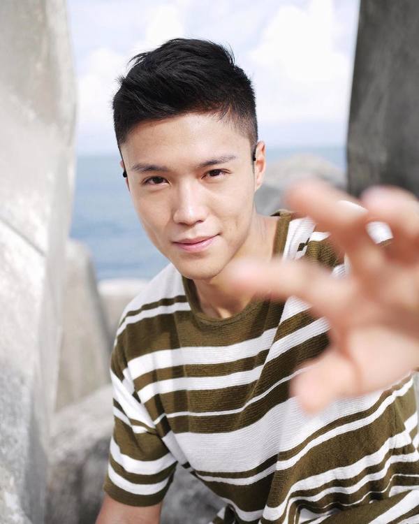 丁子朗初出道的樣子。