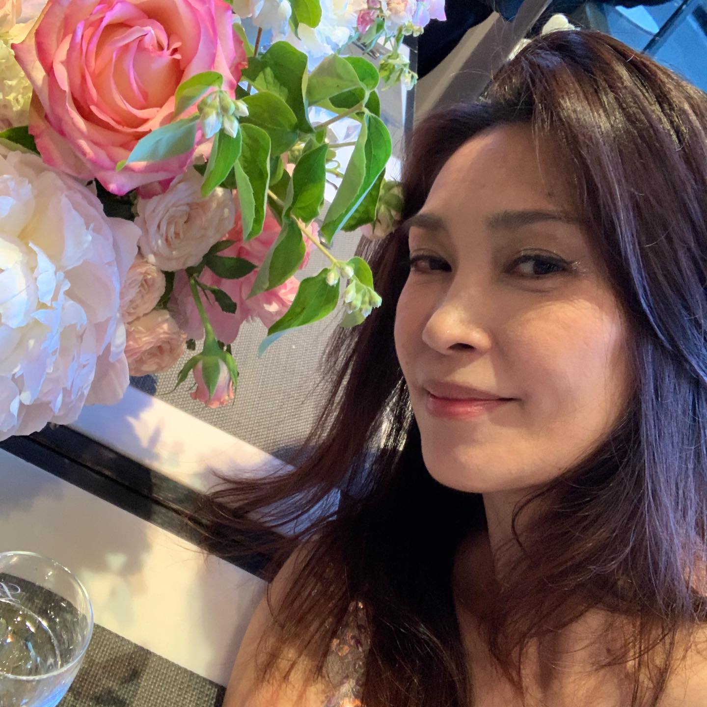 平時參與名媛聚會的盧淑儀亦會為了李克勤與一眾大男人吃平價大排檔,十分貼地。