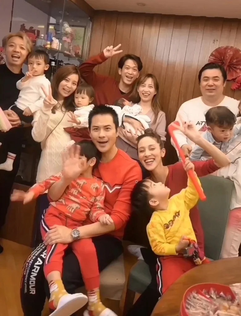 龔嘉欣到好姊妹陳凱琳家拜年,被網民發現一名身穿紅衣的男子全程與嘉欣十足孖公仔。