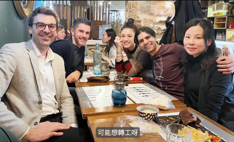 當她與當地同學聚餐坐一起時,更如同年輕的後輩一樣,保養得宜,獲得不少網民激讚!