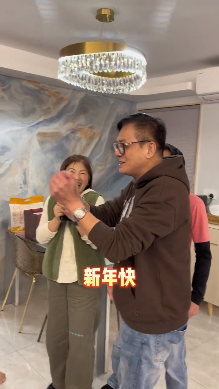 雲石特色牆加水晶燈。
