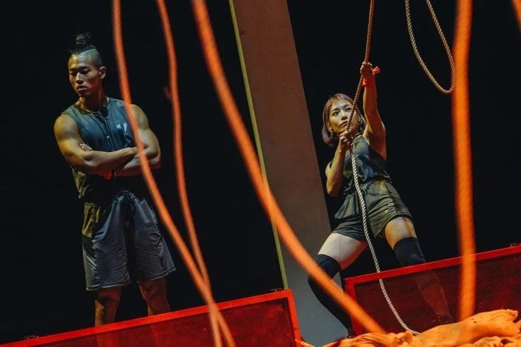 沈音燈拉起自己體重40%的石膏雕像