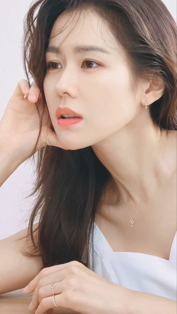 抽取式的卸妝濕巾含有清除卸妝的成分,清爽不油膩,輕輕擦拭肌膚便能清除面部污垢。