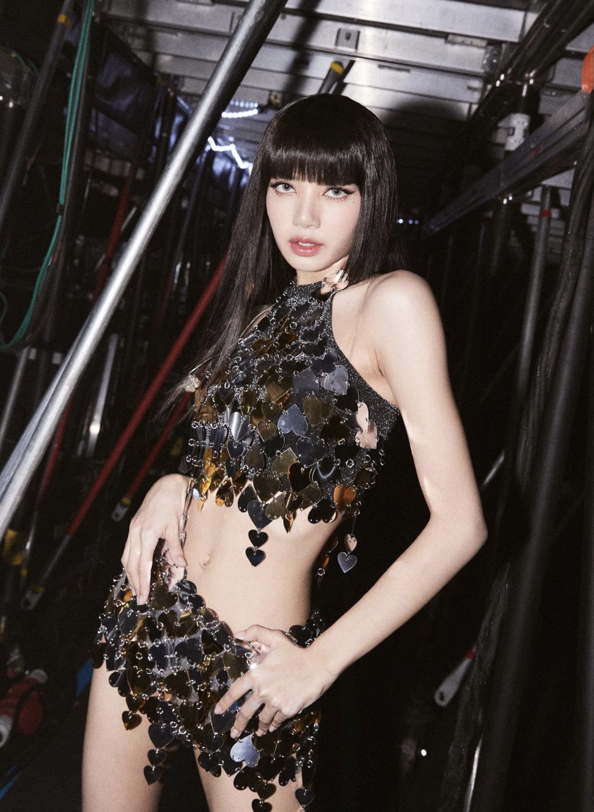 隨著千禧復古風盛行，近年齊瀏海成為了髮型趨勢之一。