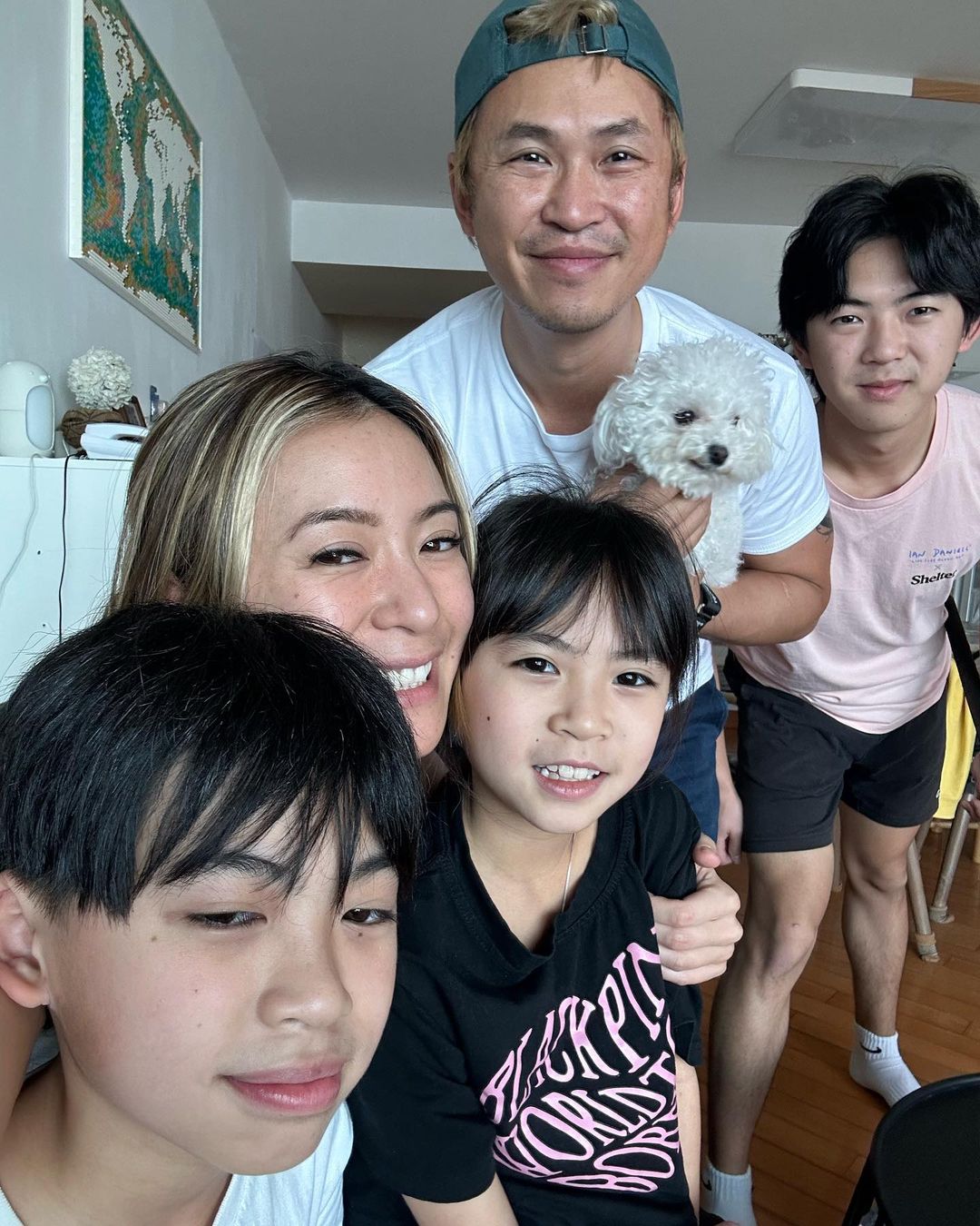 現居千呎海景屋的梁芷珮亦自爆以前生活艱難,曾住過劏房。
