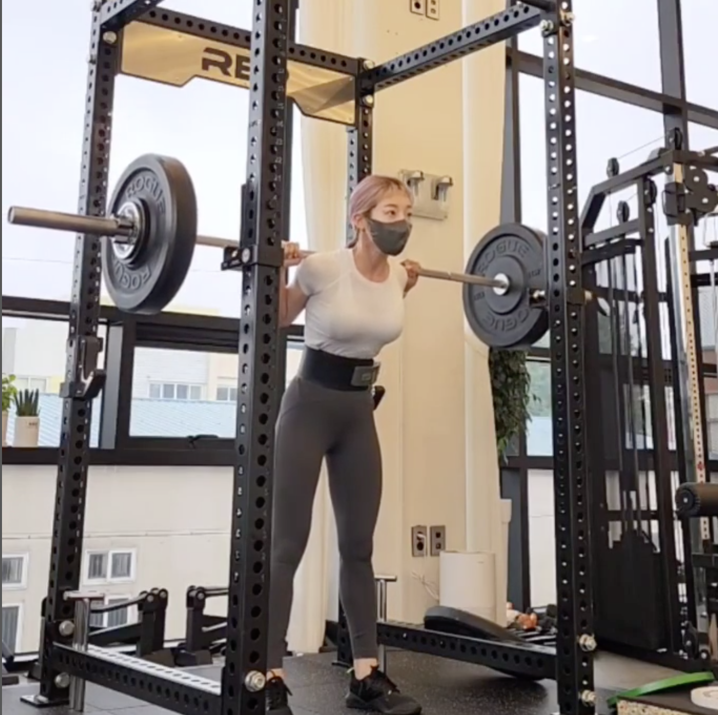 這次車禍讓沈音燈更了解自己的身體，她一邊進行復健治療，一邊學習皮拉提斯。