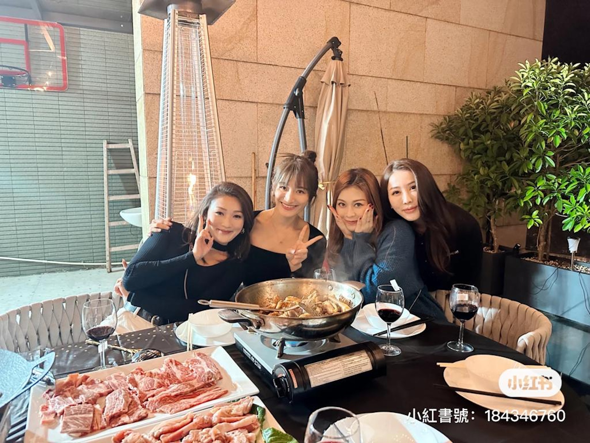 相中可見,陳瑞菱的複式豪宅十分寬敞,內部以白色裝潢為主,設計簡潔亮麗。