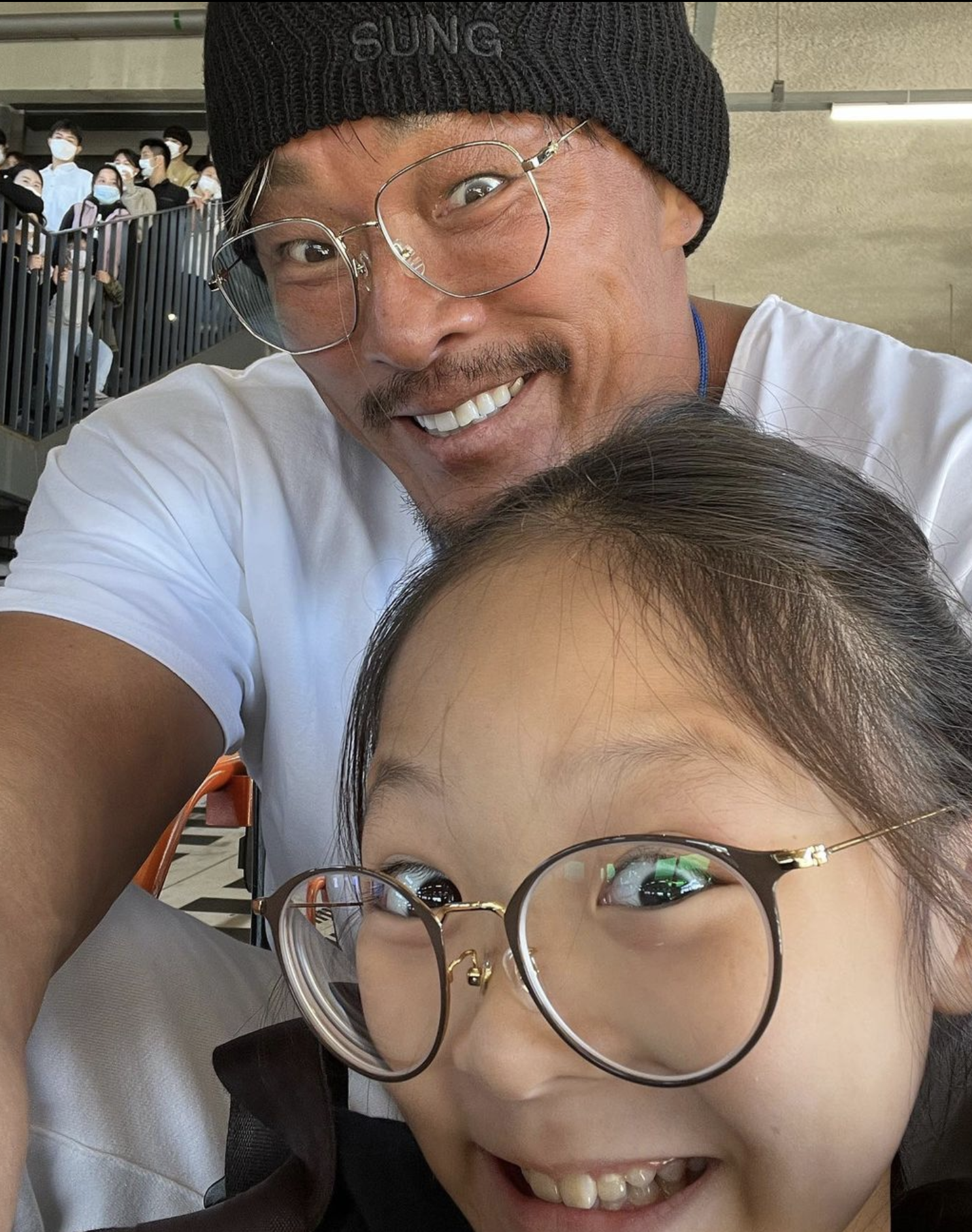 秋成勳在面對他的女兒秋小愛時,會立即被小愛的可愛溶化,變得溫柔體貼。