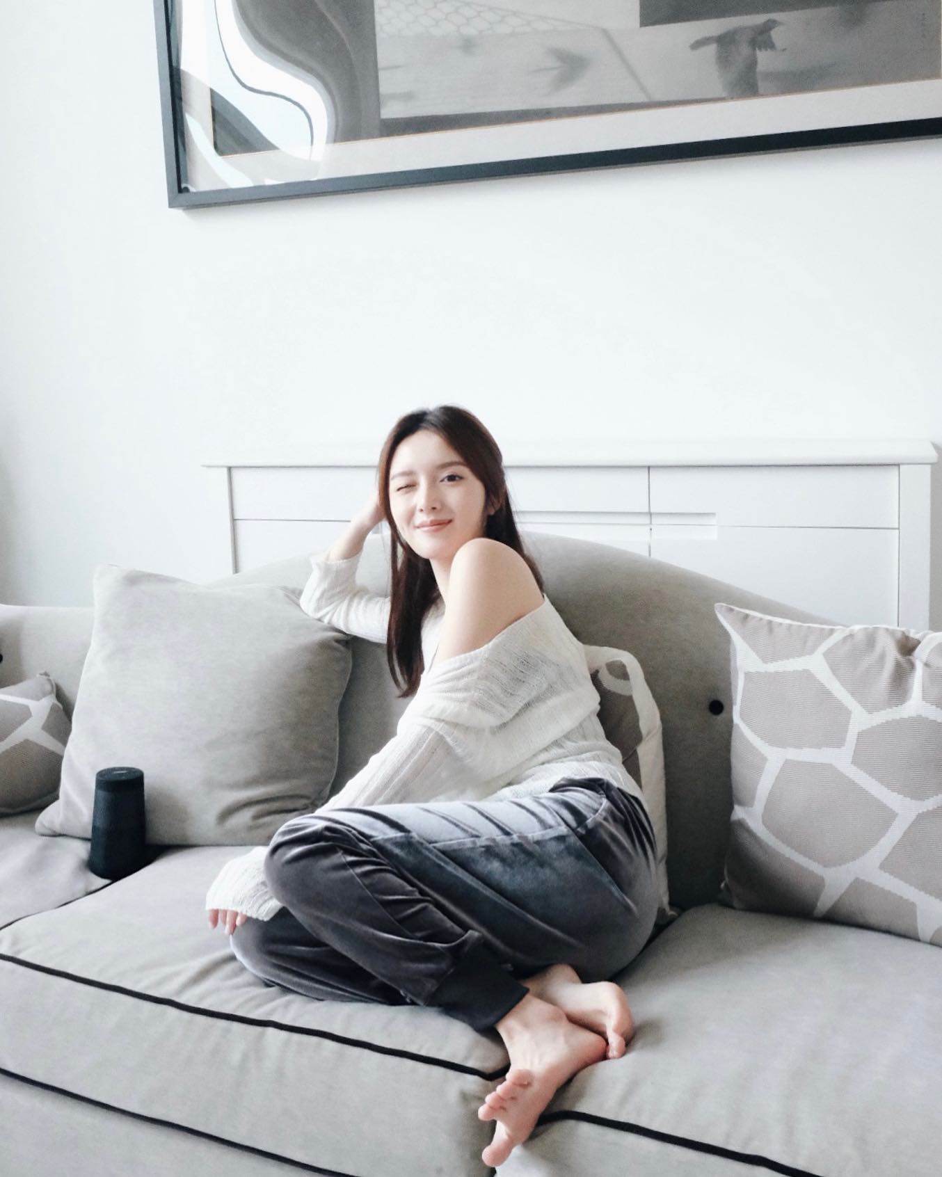 鄺潔楹時常於社交平台分享生活點滴，相中可見客廳空間闊落，廳中擺放了一張沙發，沙發後面的櫃上擺放了多盆植物。