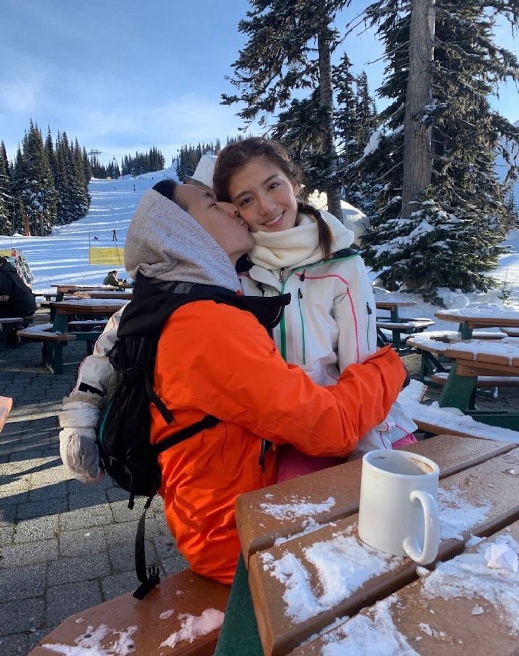 近年經常公開放閃。