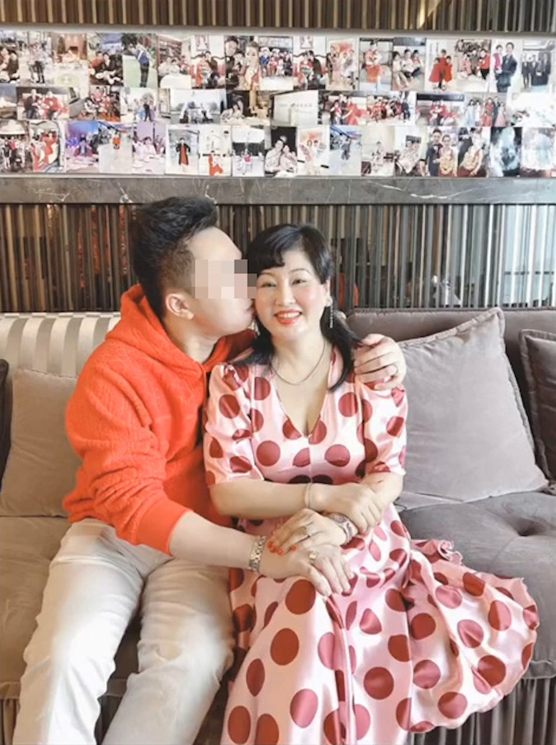 譚仔太子Chris不時親吻外母臉頰。