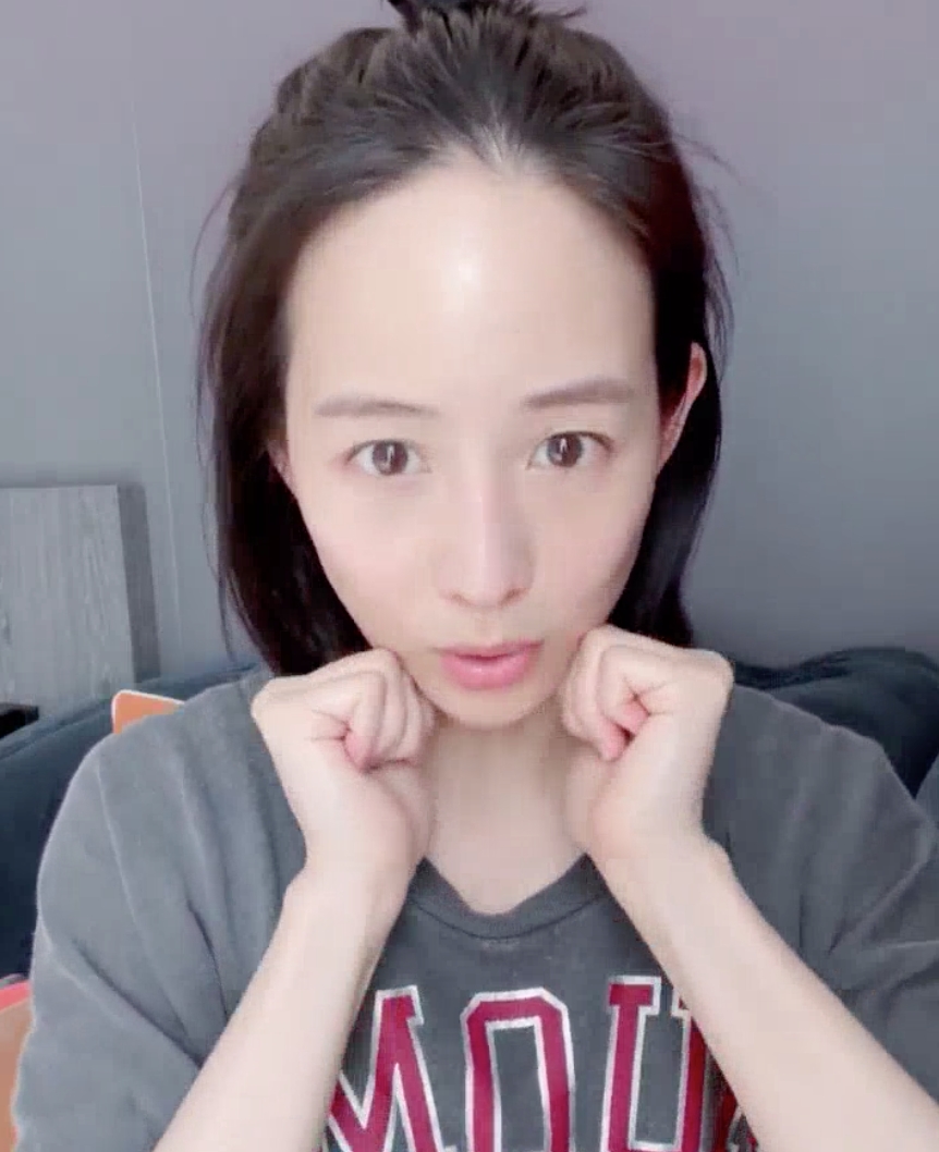 雙手握拳使用手指的第二三四節當作滾輪，由下巴沿著下顎線輪廓往上刮.