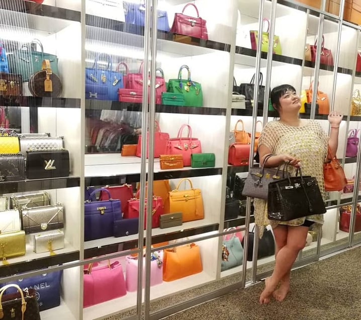 其實，細細粒曾透露，她會買自己喜歡又能保值的名牌手袋及手錶，需要時可帶出街。