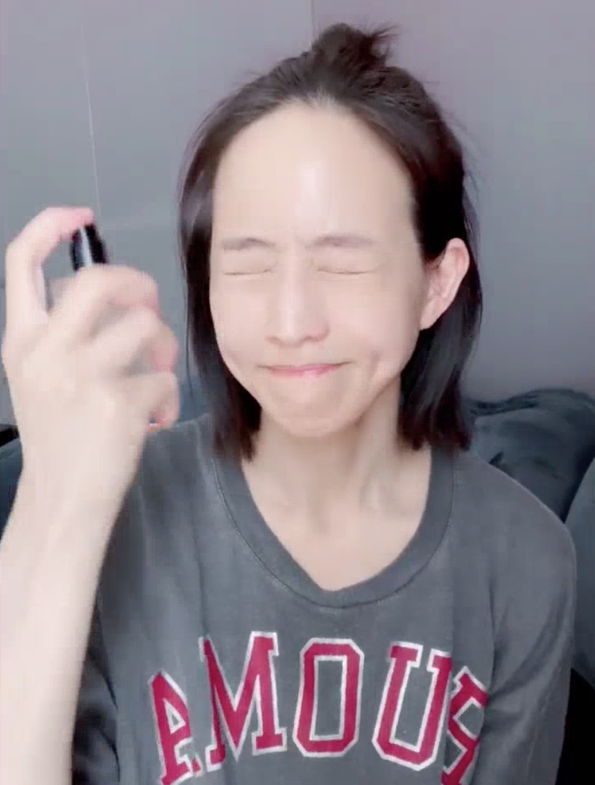 日常清潔步驟完成後，首先在臉上塗抹爽膚水。